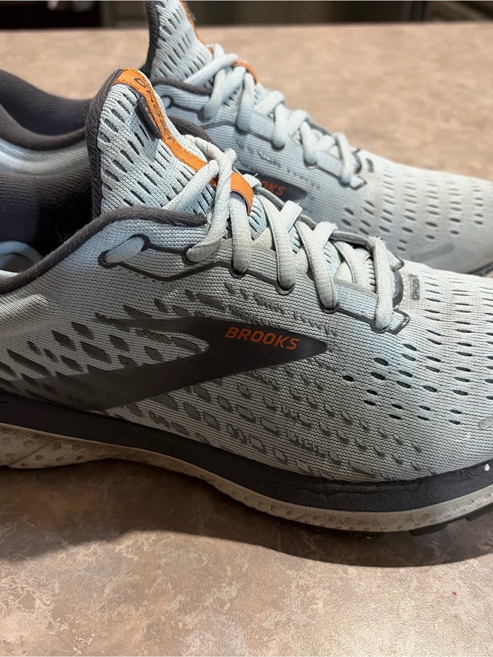 BROOKS GHOST SHOES WOMENS SIZE 9.5